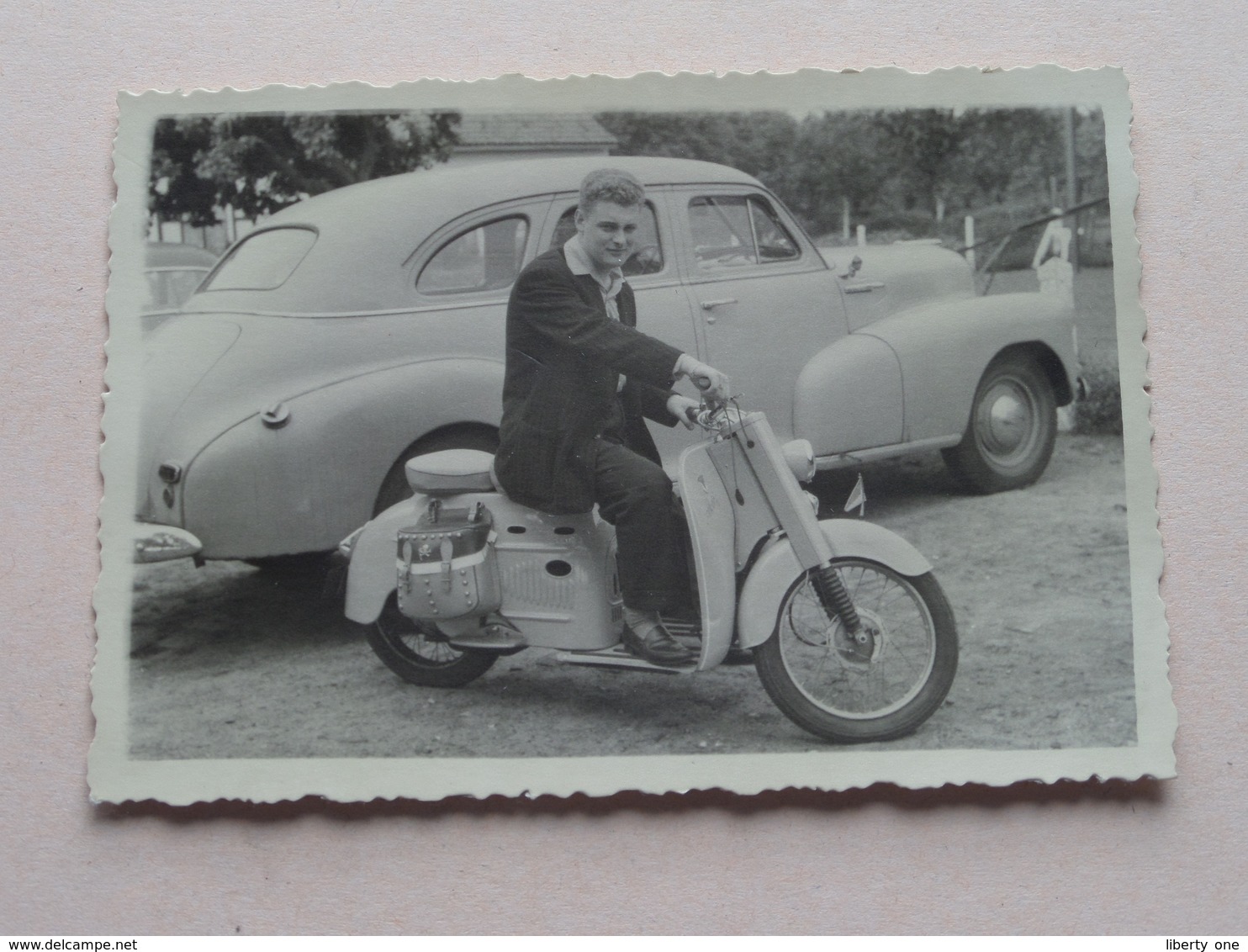 Oude VESPA ( Moto ? ) + Old CAR  ( Zie / Voir Photo ) 1 Stuks ! - Automobiles