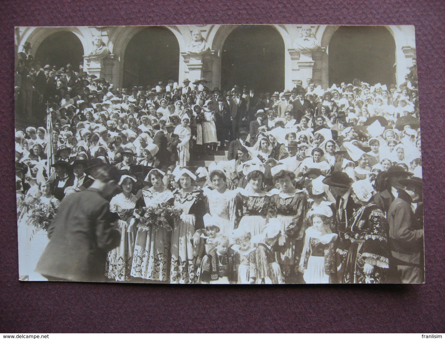 CPA PHOTO 56 VANNES EVENEMENT Fete Devant Hotel De Ville RARE & TOP ANIMEE Costumes Traditionnels Bretons Coiffes - Vannes