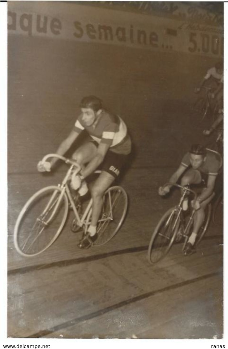 Photo Anquetil Fausto Coppi Vélodrome D'hiver 1955 18 X 11,5 Voir Scan Du Dos - Wielrennen
