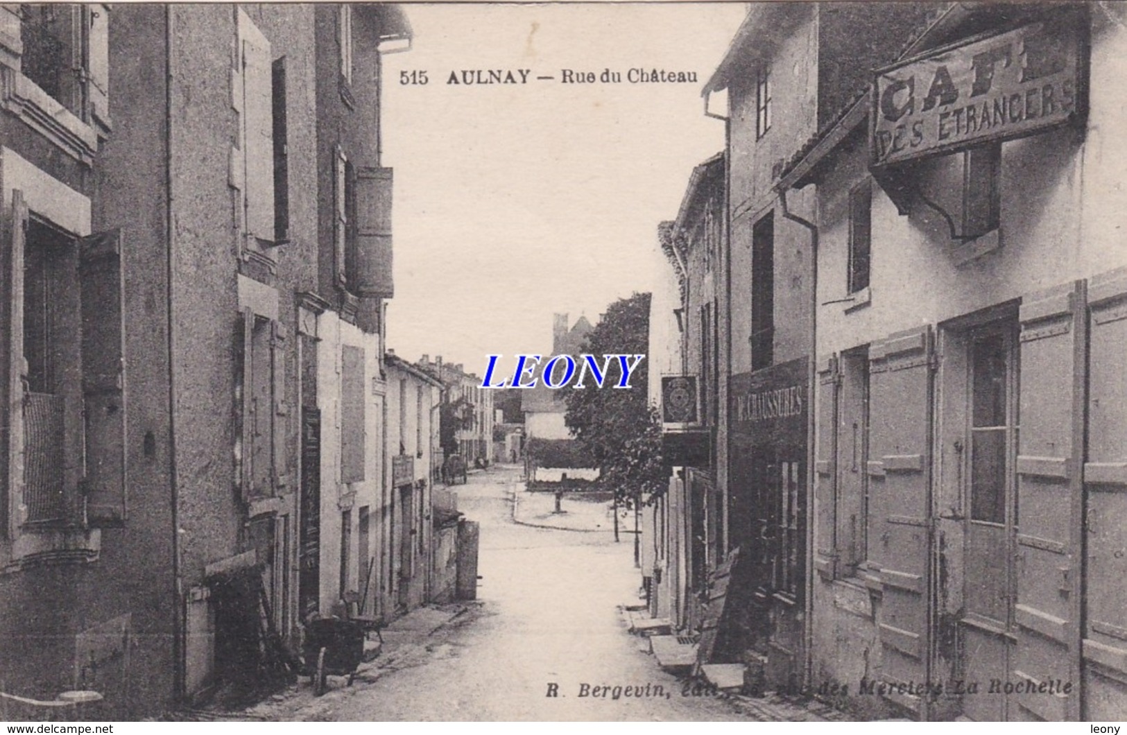 CPA D' AULNAY     (17) -  RUE Du CHÂTEAU - édit BERGEVIN N° 515- CAFE - CHAUSSURES.... - Aulnay