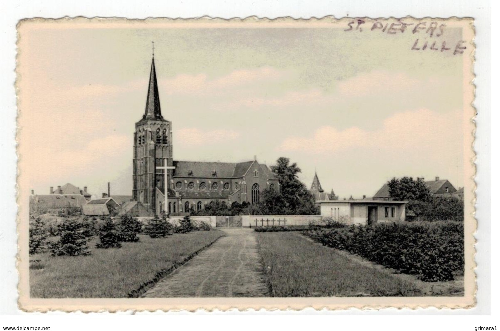 St.Pieters-Lille   Het Kerkhof Met De Kerk - Lille