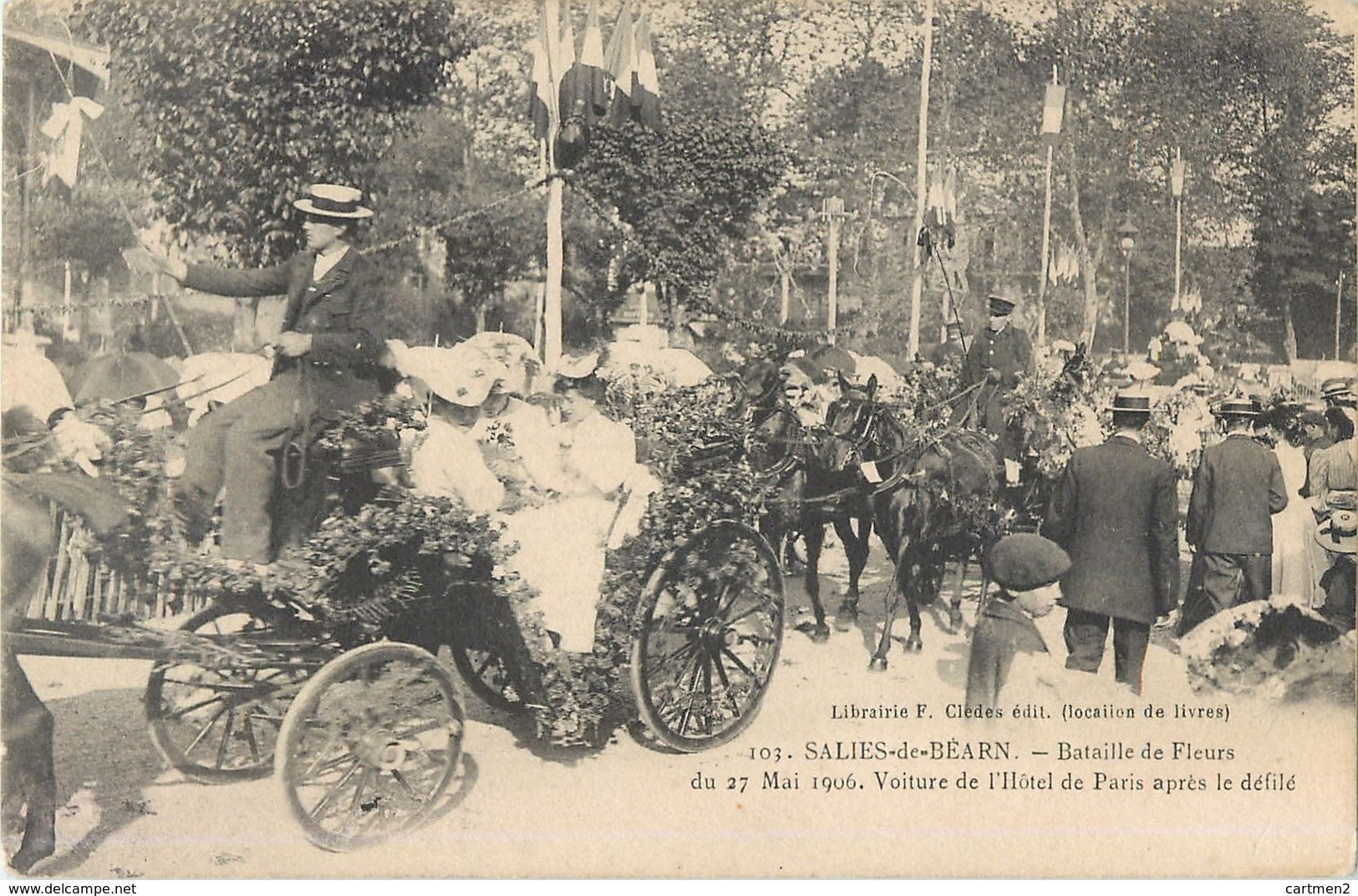 SALIES-DE-BEARN BATAILLE DE FLEURS VOITURE DE L'HOTEL DE PARIS APRES LE DEFILE ATTELAGE CHEVAUX 64 - Salies De Bearn