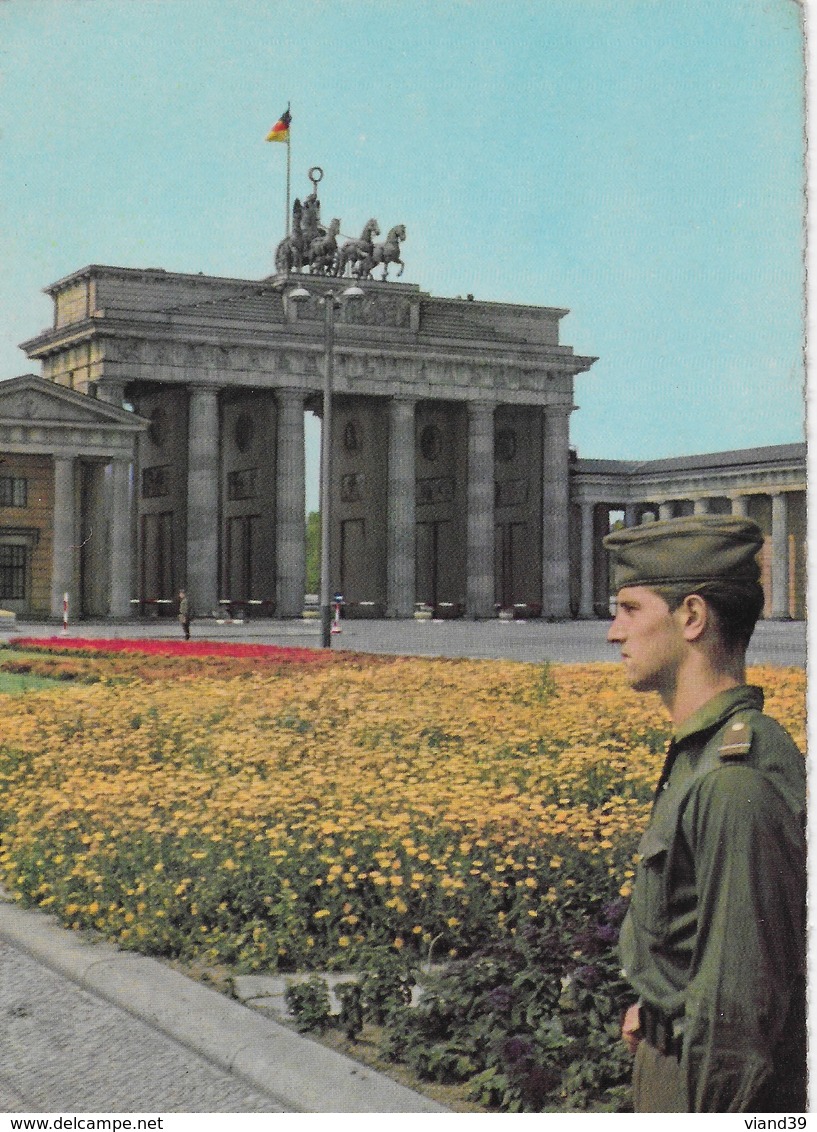 Berlin - Haupstadt Der DDR  :  Garde Frontière Armée Populaire Nationale - Porte De Brandebourg