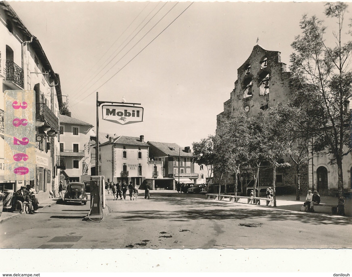 66 // FORMIGUERES    L'église Et La Place  / POMPE A ESSENCE  CPSM GRAND FORMAT - Autres & Non Classés