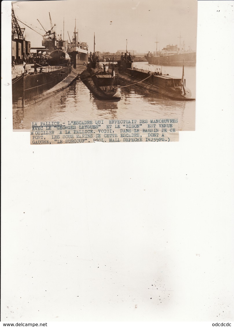 Photo De Presse LA PALLICE  SousMarins De L'escadre Dont à Gauche Le Surcouf Lors Des Manoeuvre Avec Le "Georges Leygues - Bateaux