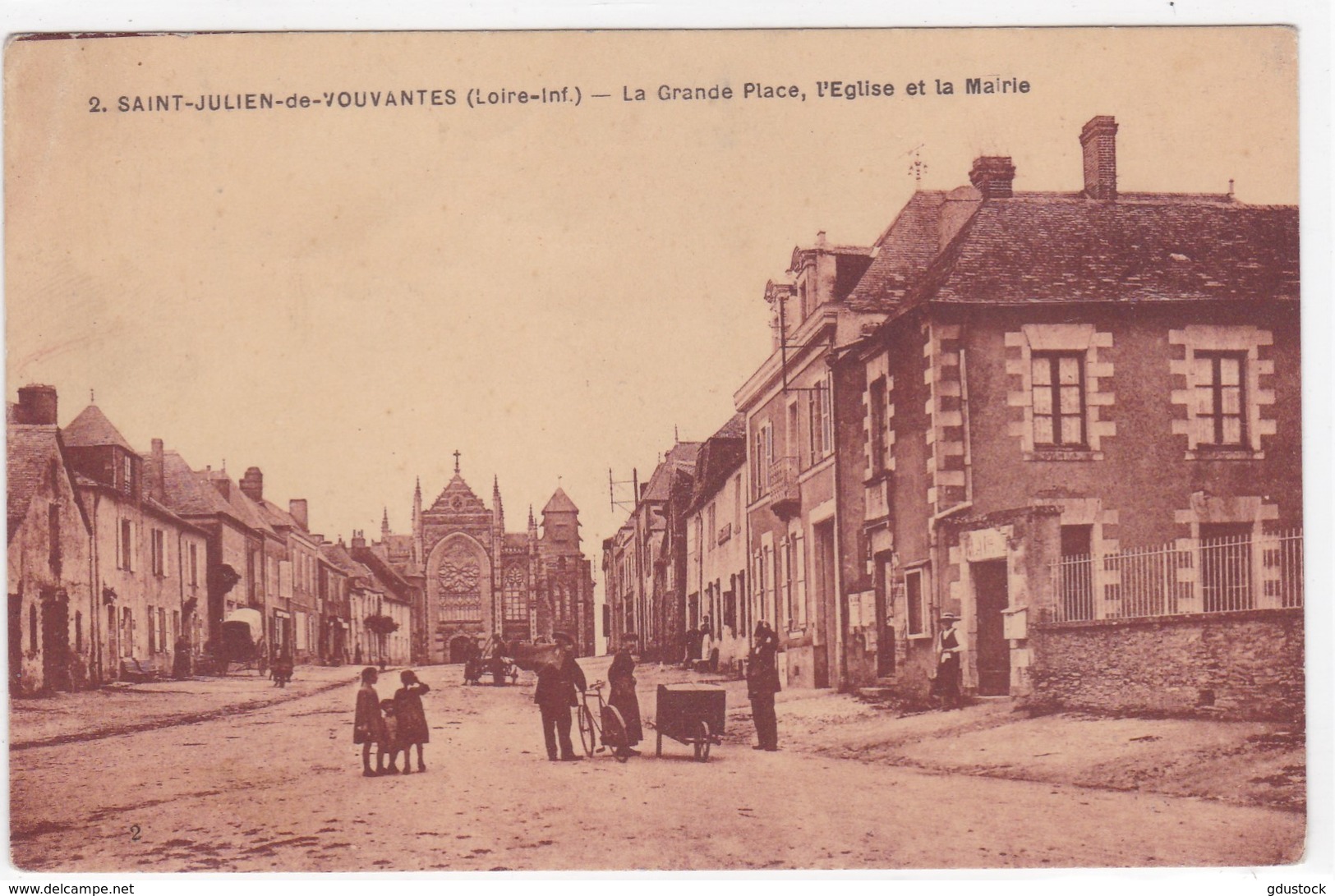 Loire-Atlantique - Saint-Julien-de-Vouvantes - La Grande Place, L'Eglise Et La Mairie - Saint Julien De Vouvantes