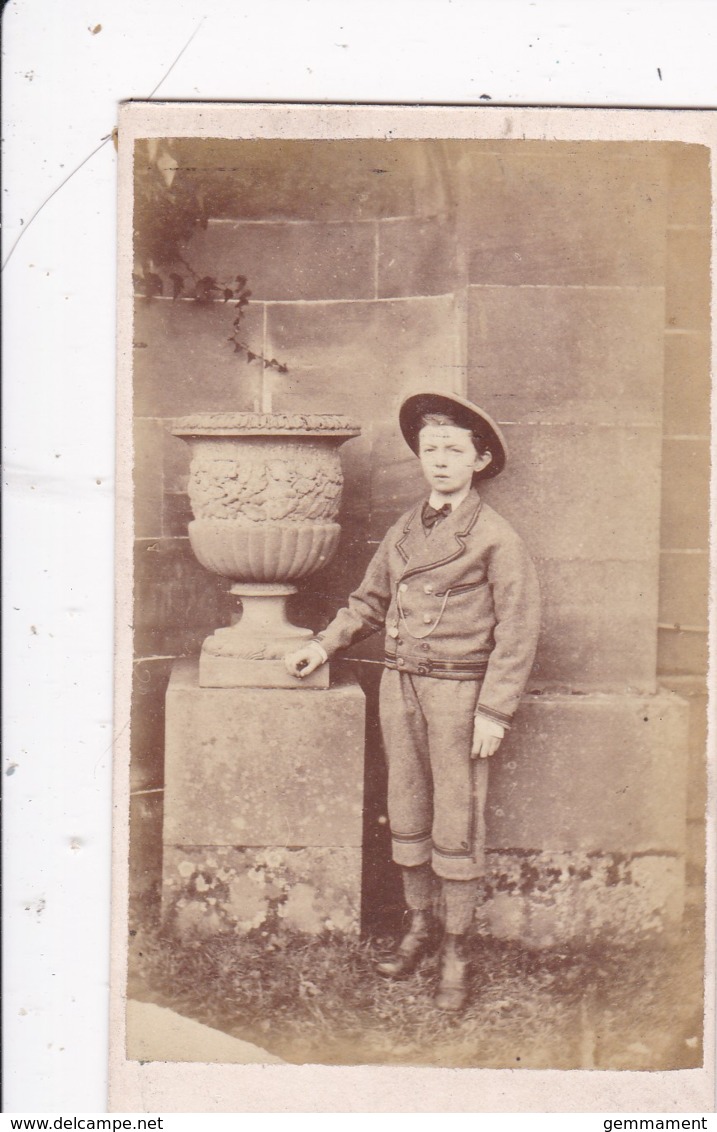 ANTIQUE CDV PHOTO - YOUNG BOY STOOD BY URN.  NO  STUDIO - Old (before 1900)