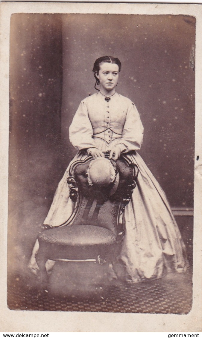 ANTIQUE CDV PHOTO -LADY STOOD BEHIND CHAIR . LEAMINGTON  STUDIO - Old (before 1900)