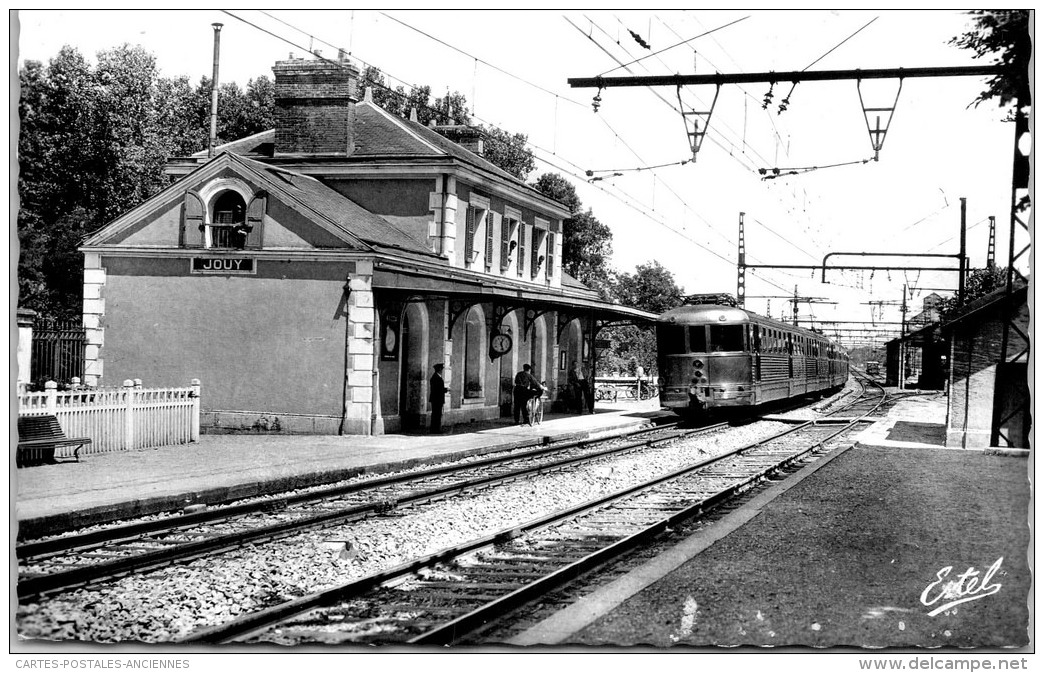 28 JOUY - La Gare, Passage D'un Train - Jouy