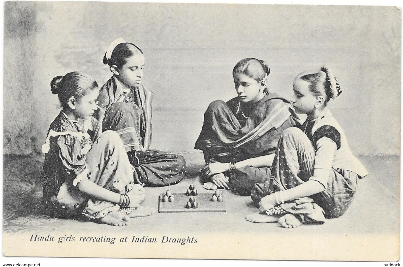 HINDU GIRLS RECREATING AT INDIAN DRAUGHTS - Inde