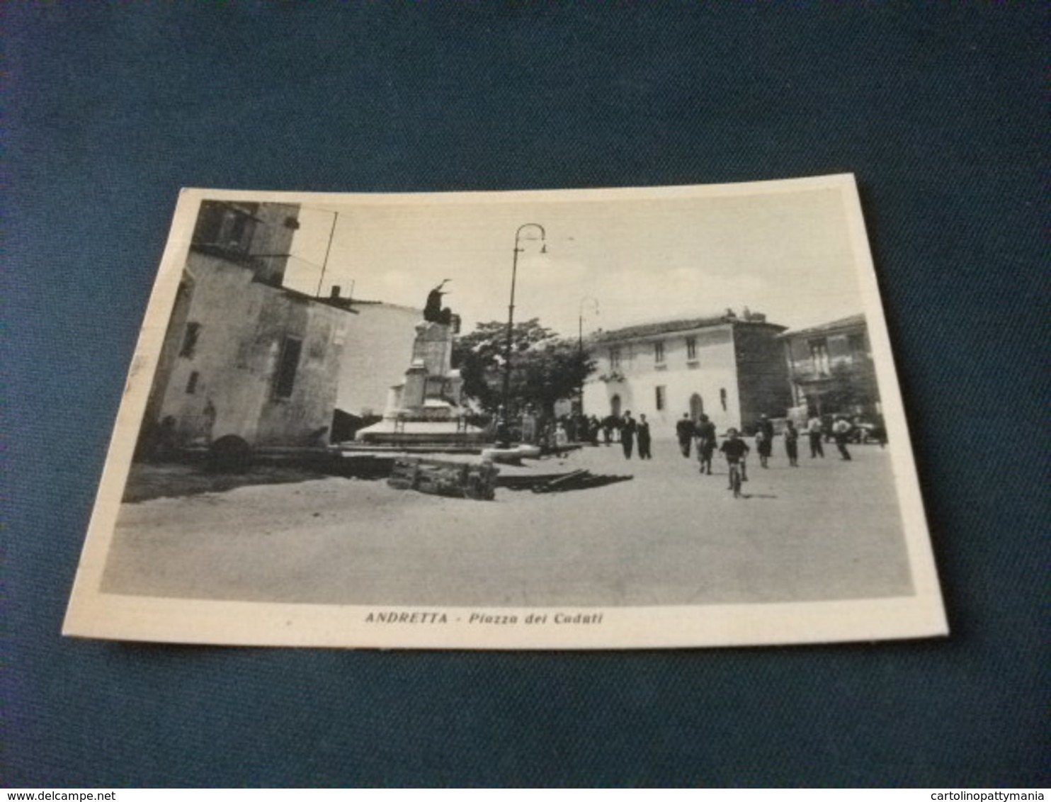 ANDRETTA PIAZZA DEI CADUTI CON MONUMENTO AI CADUTI  BAMBINO IN BICICLETTA MOVIMENTO AVELLINO - Avellino