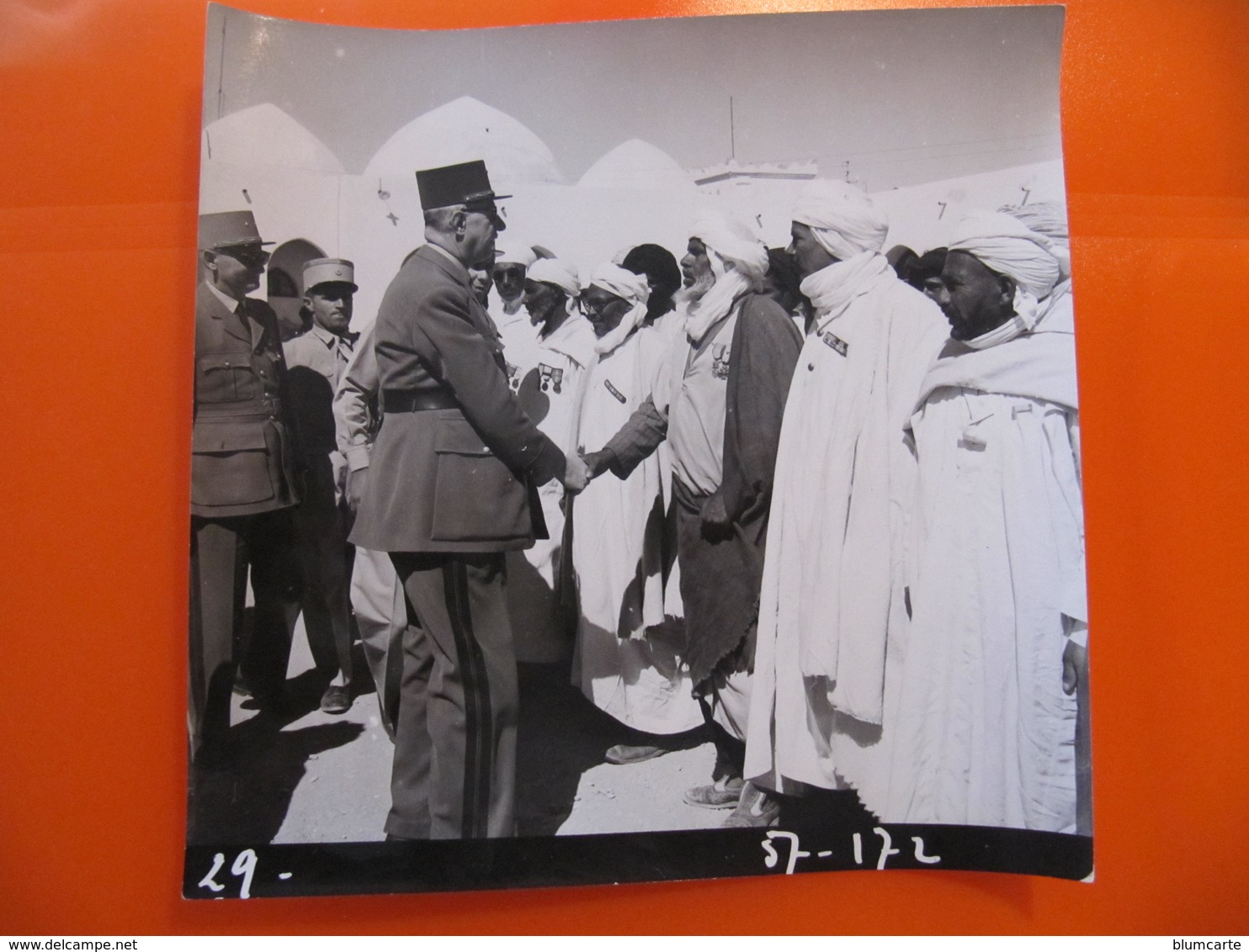 Photo Originale - DE GAULLE EN ALGERIE SALUANT UN MILITAIRE AGERIEN  - Format : 18 X 18 Cm - Célébrités