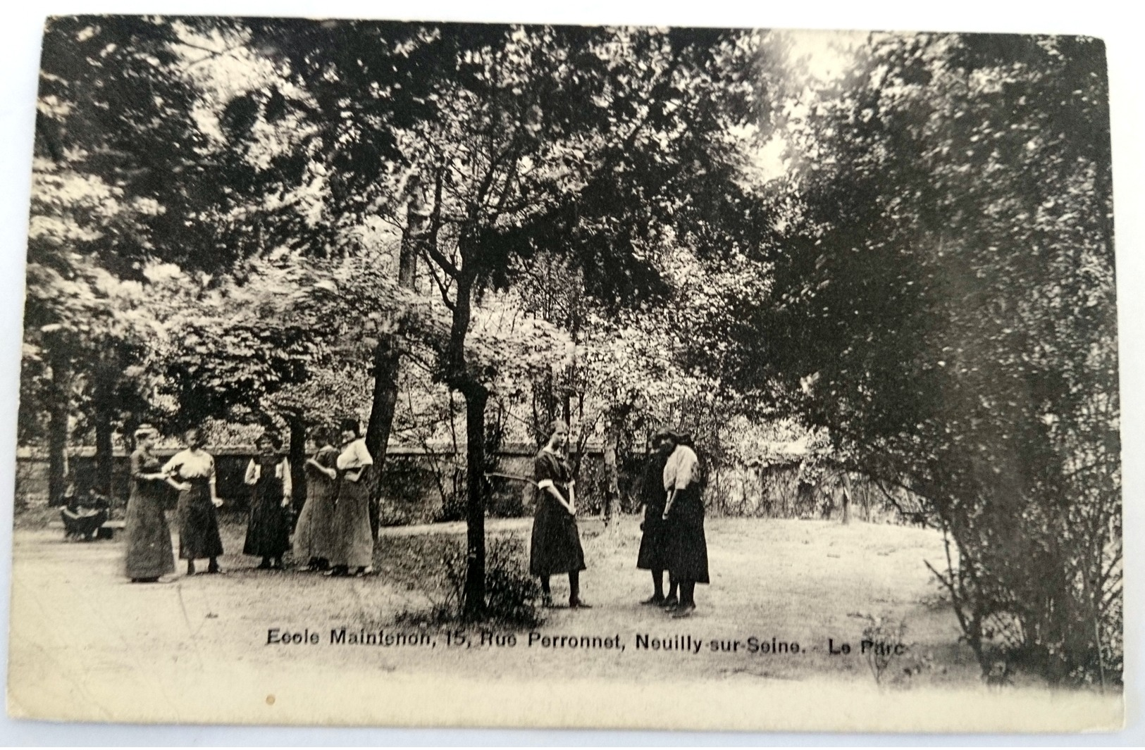 CPA --- NEUILLY SUR SEINE --- Ecole MAINTENON - Le Parc - Neuilly Sur Seine