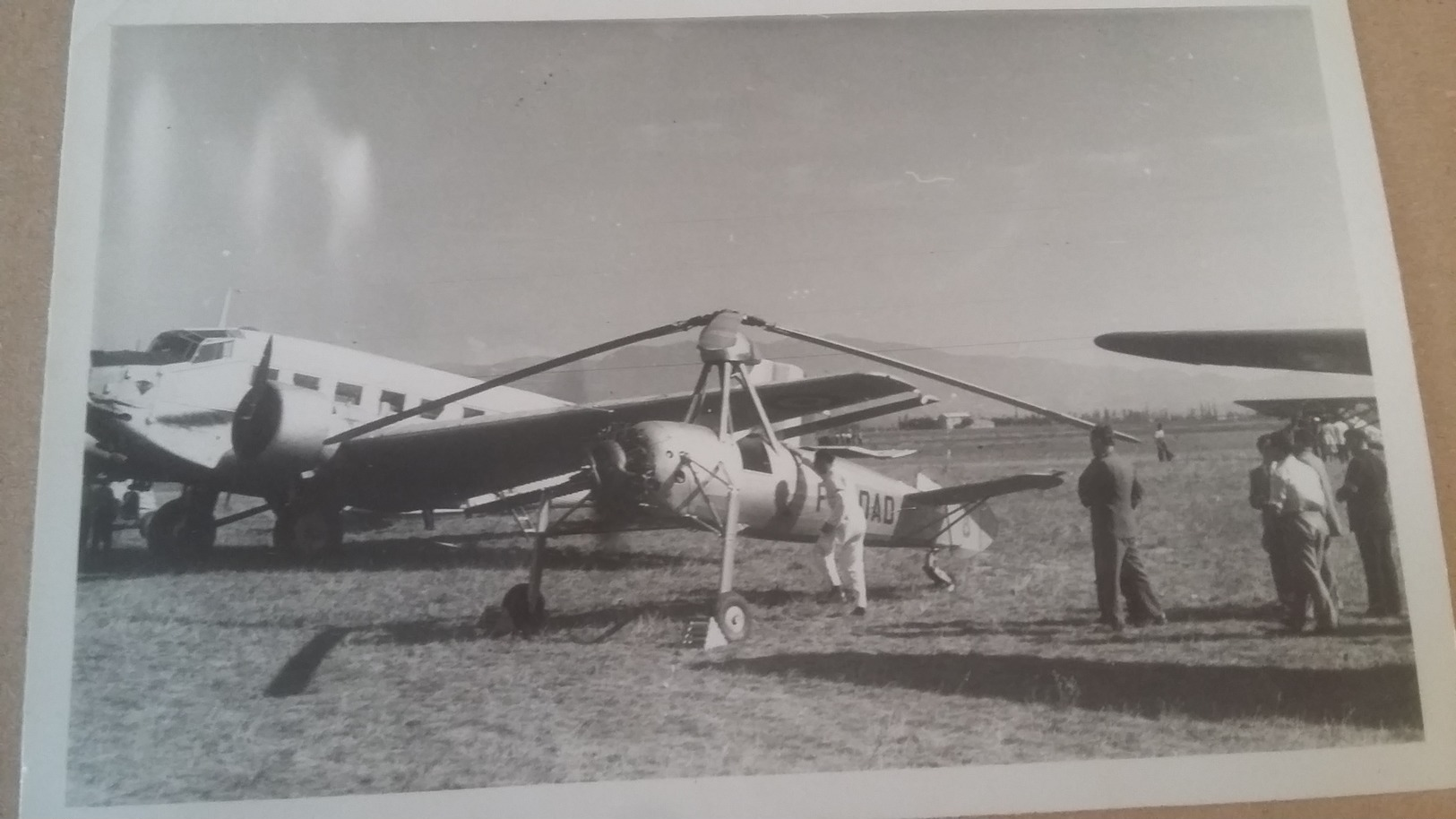 Tres Rare Photo D'un JU 52 Et D'un Autogyre ( Ancètre De L'helicoptère ) 1947 , Commentaire Au Dos De La Photo - Aviation