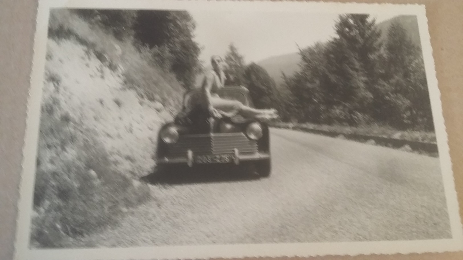 Belle Et Ancienne Photo D'une Voiture Ancienne Avec Une Jolie Femme Posant Sur Le Capot ! - Automobiles