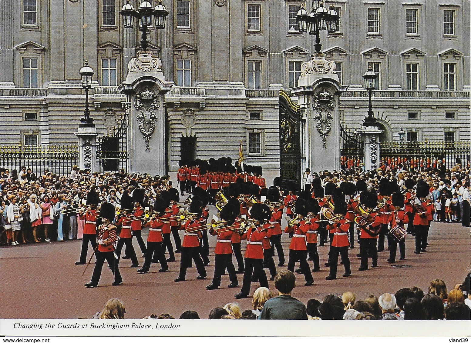 London : Changing The Guards At Buckingham Palace - Buckingham Palace