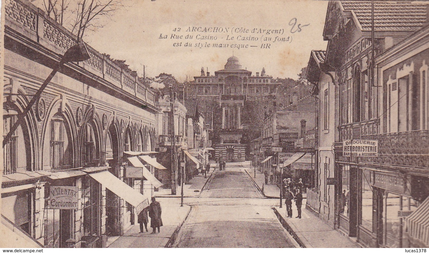 33 /ARCACHON / LA RUE DU CASINO / LE CASINO EST DU STYLE MAURESQUE - Arcachon