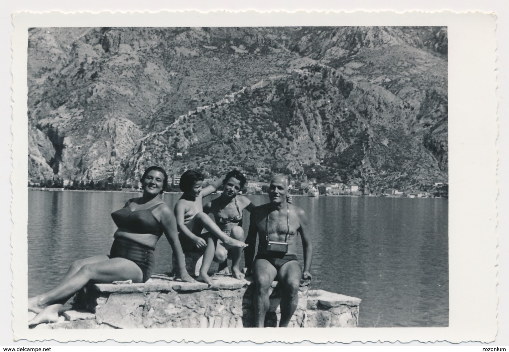 REAL PHOTO Ancienne Beach Group Swimsuit Woman Trunks Man And Kids Girls, Homme Femme Et Fillettes Plage Old Orig. - Autres & Non Classés