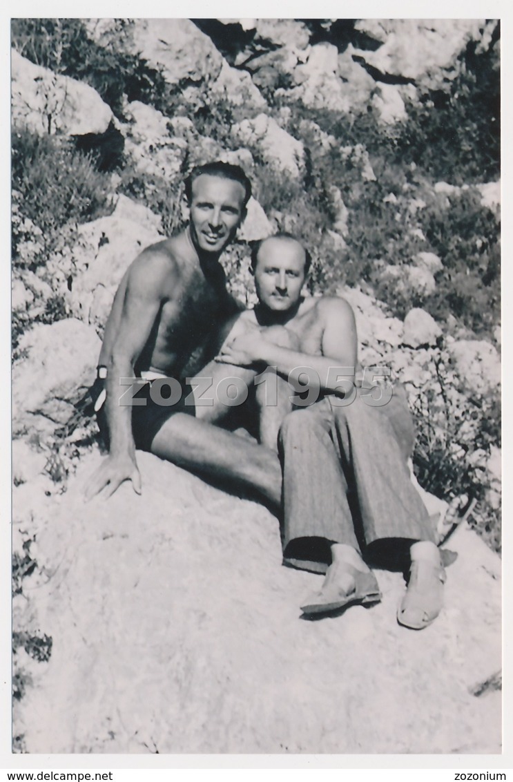 REPRINT - Naked Trunks Guy And Shirtless Men Sit Closeness On Beach Gay Int Hommes Nus Sur Plage Mecs Photo Reproduction - Personen