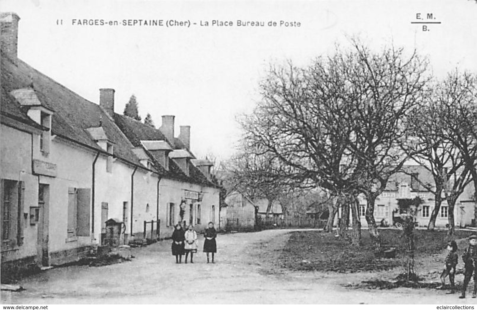 Farges En Septaine        18       La Place Et Le Bureau De Poste        (voir Scan) - Sonstige & Ohne Zuordnung