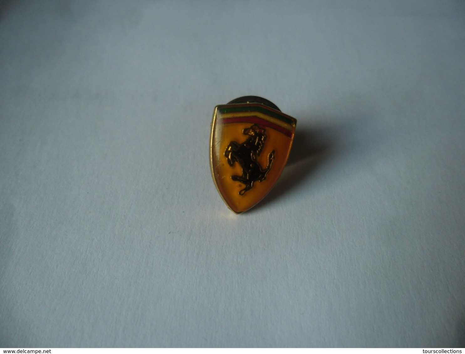 PIN'S FERRARI 15 Mm X 12 Mm @ Automobile Cheval Cabré - Ferrari