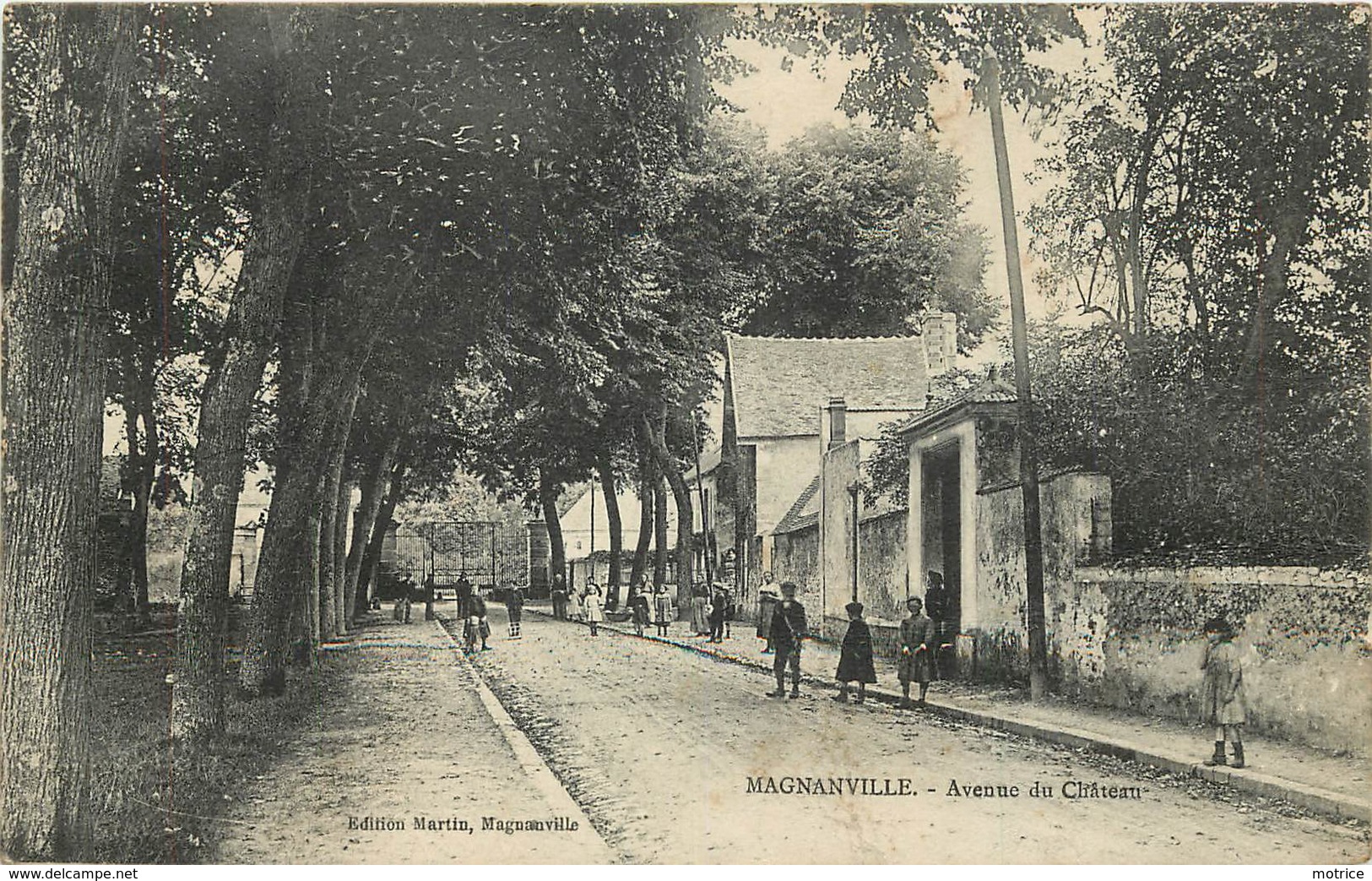 MAGNANVILLE - Avenue Du Chateau.(carte Vendue En L'état) - Magnanville