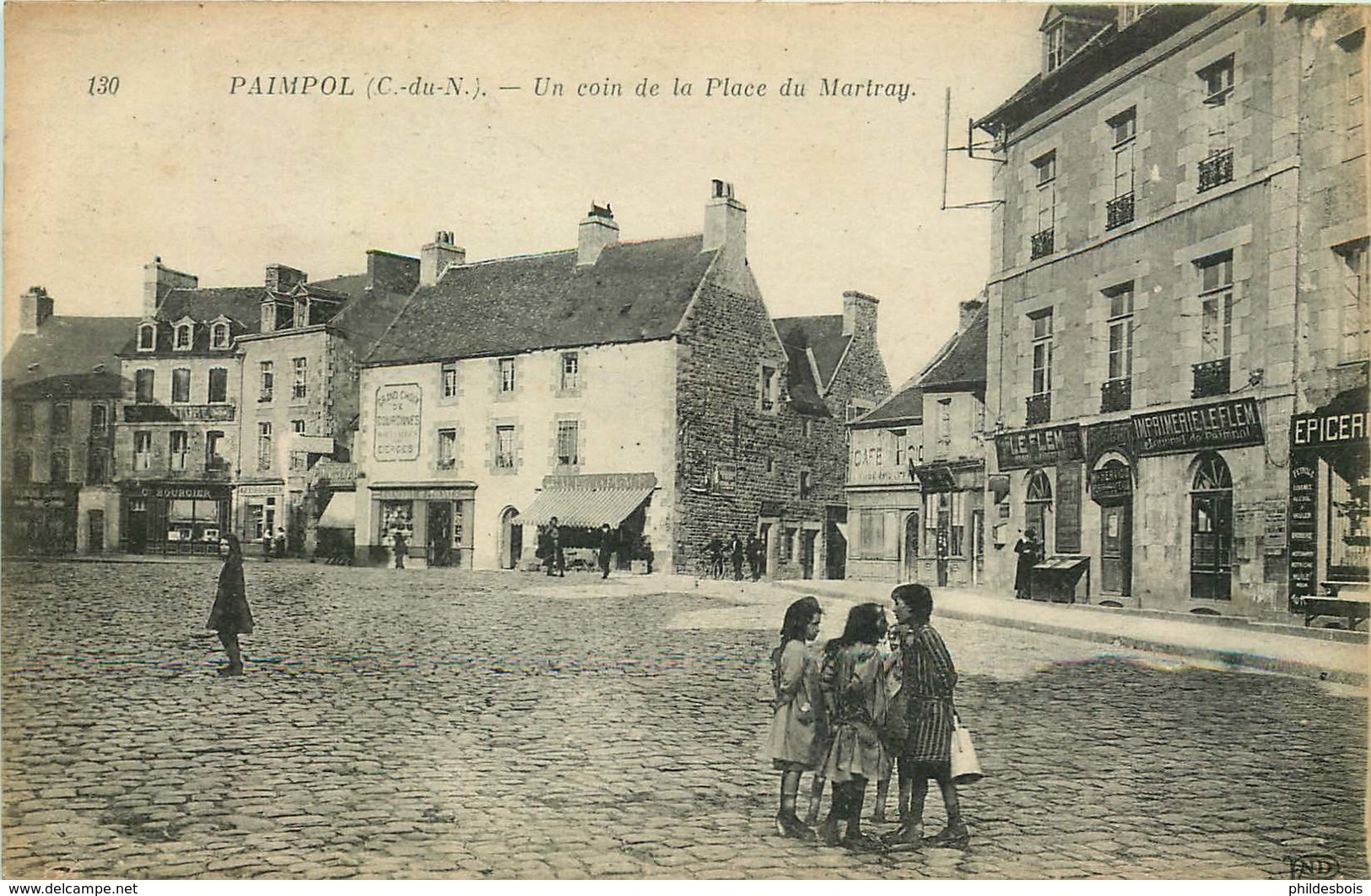 COTES D'ARMOR  PAIMPOL  Un Coin De La Place De Martray - Paimpol