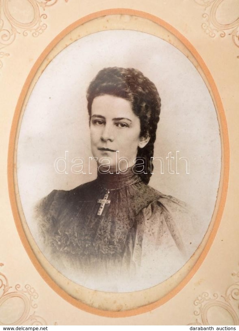 Cca 1890 Erzsébet Királyné, Sisi Fényképe Dombornyomott Papírkeretben, üvegezett Keretben / Photo Of Queen Elisabeth (Si - Sonstige & Ohne Zuordnung