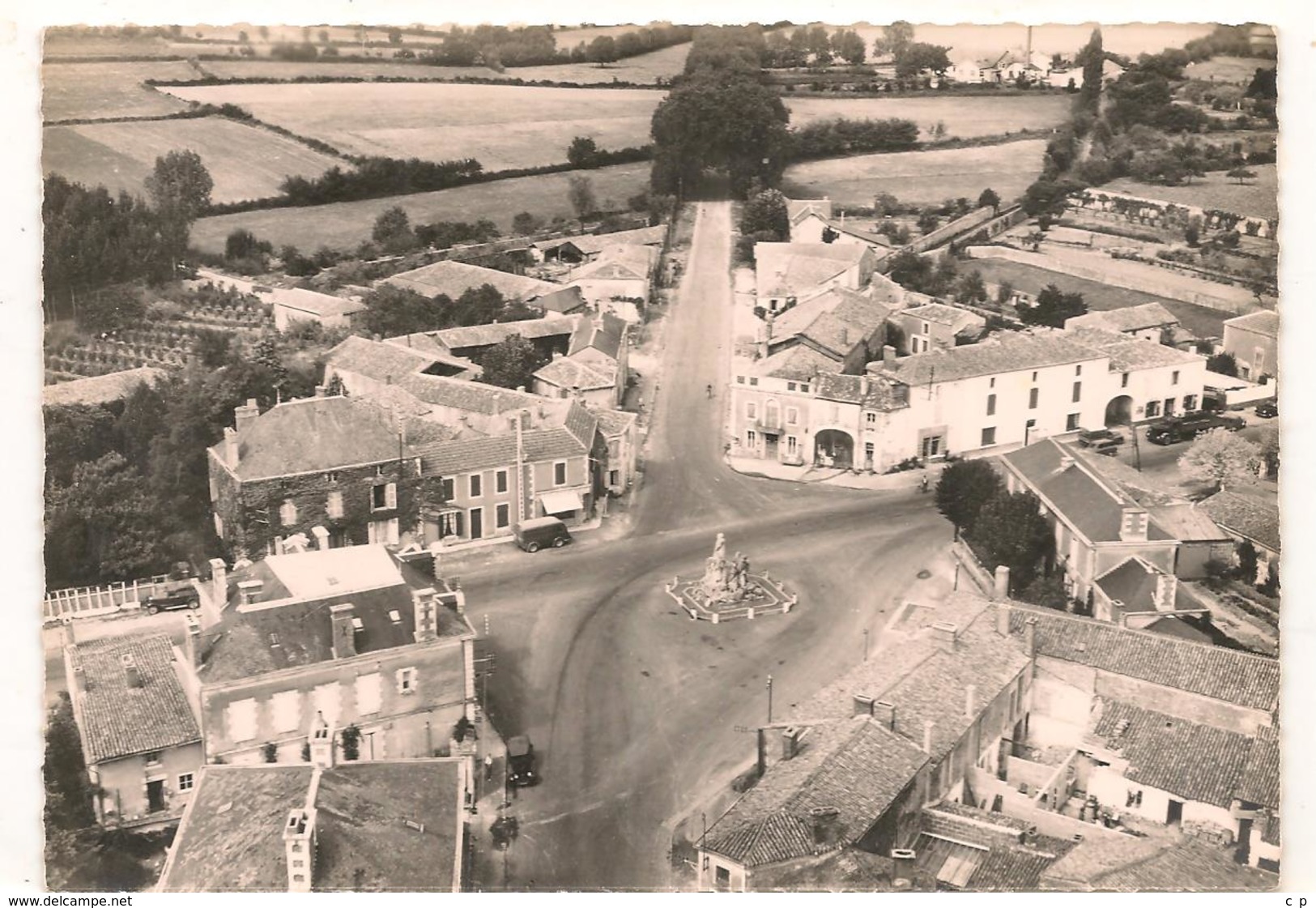 Sainte Hermine - Place Clemenceau -  CPSM° - Sainte Hermine