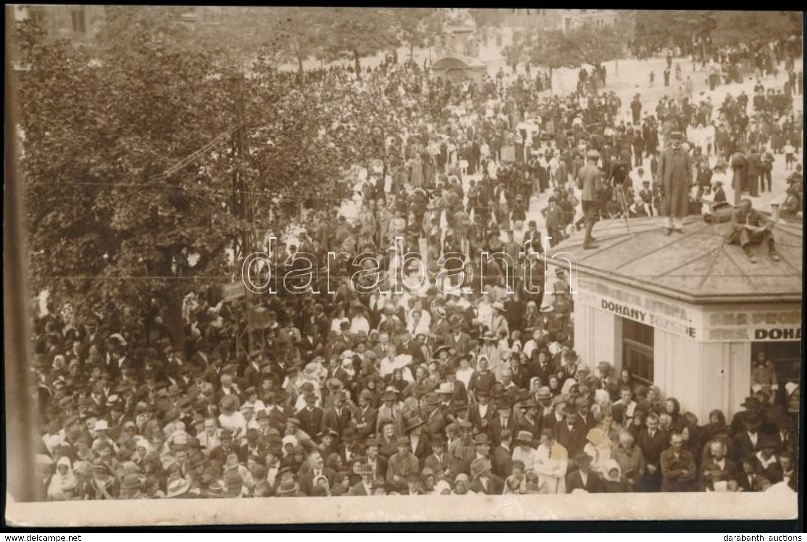 1920. április 21. Horthy Miklós Nemzeti Hadseregére Váró ünnepi Csoportosulás Pécsett A Széchenyi Téren.. Kazinczi Rudol - Sonstige & Ohne Zuordnung