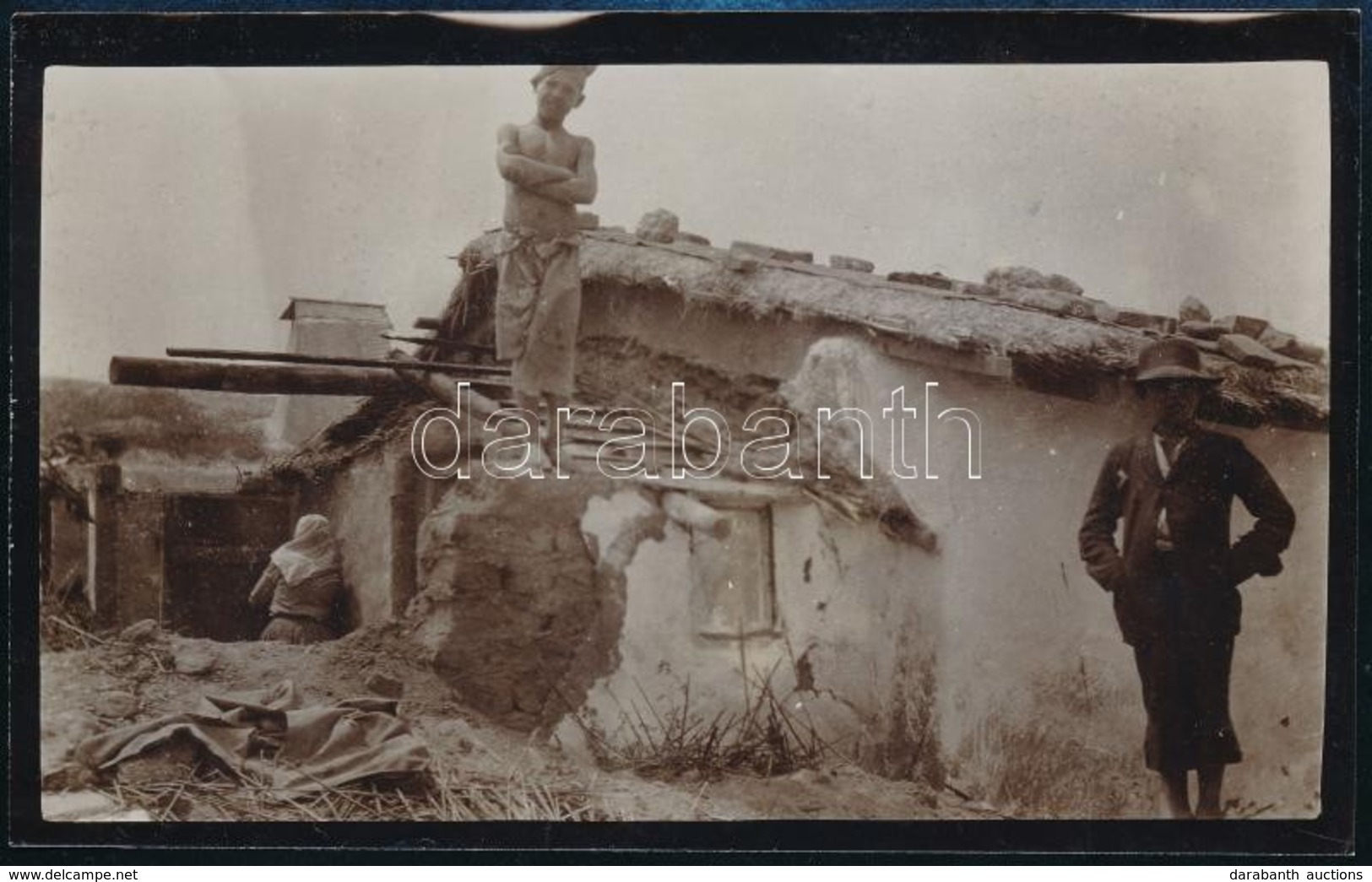 1911 Összedőlt Vályogház A Kecskeméti Cigány Negyedben A Földrengés Után, Hátoldalon Feliratozott Fotó, 9×14 Cm - Sonstige & Ohne Zuordnung