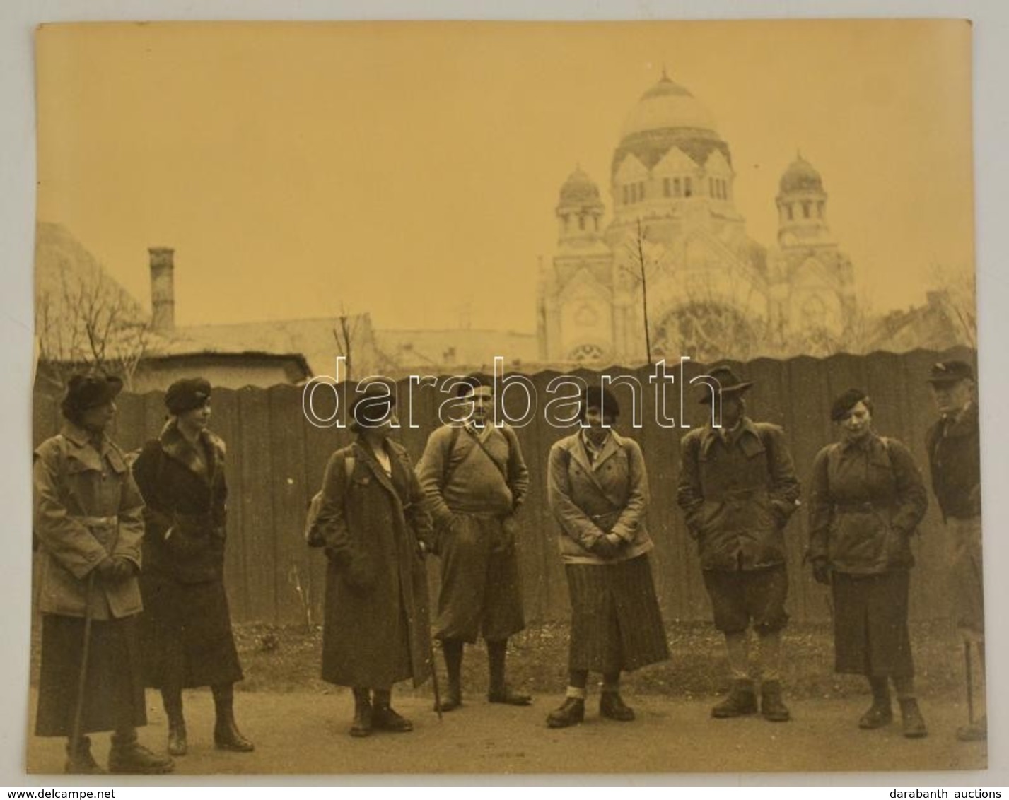 Cca 1950-1960 Eger, Baráti Társaság, Háttérben A Régi Zsinagóga épülete, Fotónagyítás, 24×30 Cm - Sonstige & Ohne Zuordnung