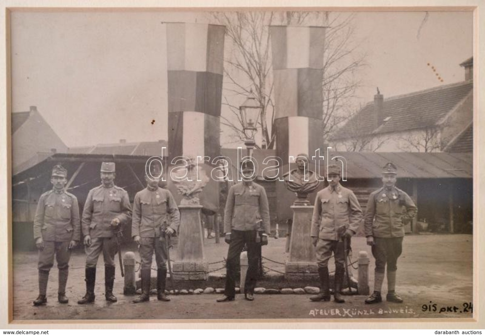 1915 Budweis, Osztrák-magyar Katonák Ferenc József és Vilmos Császár Szobrával. Fotó üvegezett Keretben. Keret Mérete 26 - Ohne Zuordnung
