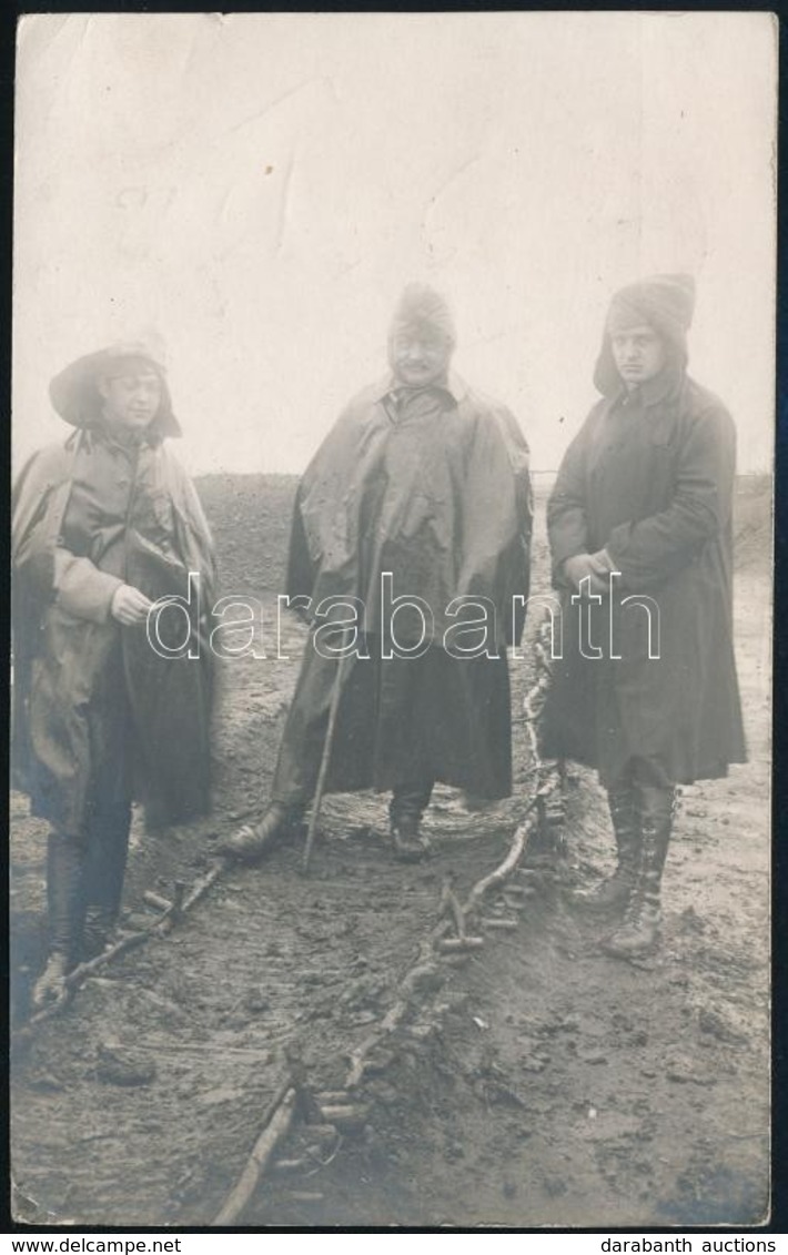 1916 Budapesti Honvéd Huszárezred Katonái Esős Időben. Fotólap / Hungarian Soldiers. - Non Classés