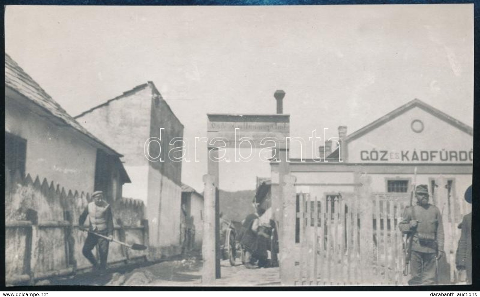 Cca 1917 Császári és Királyi Fürdő- és Tetűtlenítő Intézet A Kárpátokban, Hátoldalon Feliratozott Fotó, 8×13,5 Cm - Ohne Zuordnung