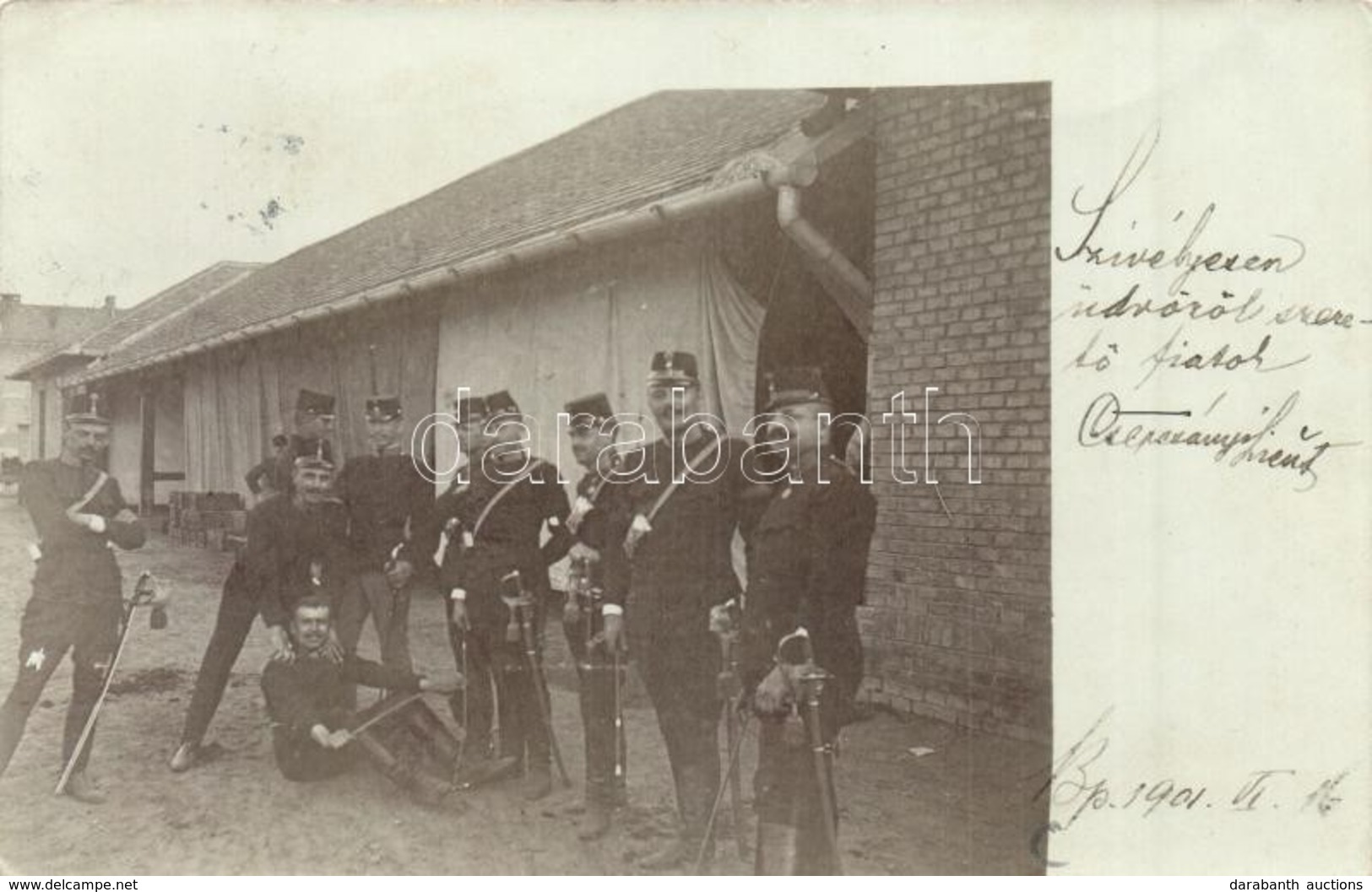 T2/T3 1901 Budapest, Katonák A Laktanya Udvarán. Csoportkép, Photo (EK) - Ohne Zuordnung