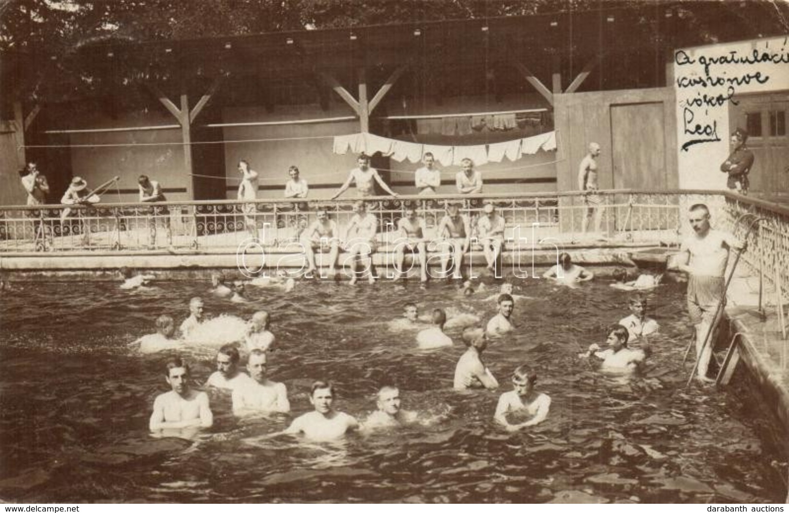 T2/T3 1905 Budapest III. Csillaghegyi Fürdő Strand (?), Fürdőző Férfiak, úszásoktatás A Medence Szélén. Photo (EK) - Ohne Zuordnung