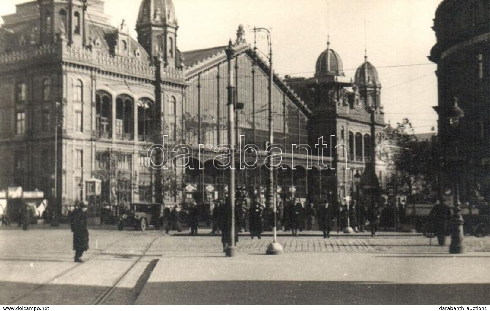 ** T1 ~1925 Budapest VI. Nyugati Pályaudvar, Automobil, Lovaskocsi és Rendőr. Photo - Ohne Zuordnung