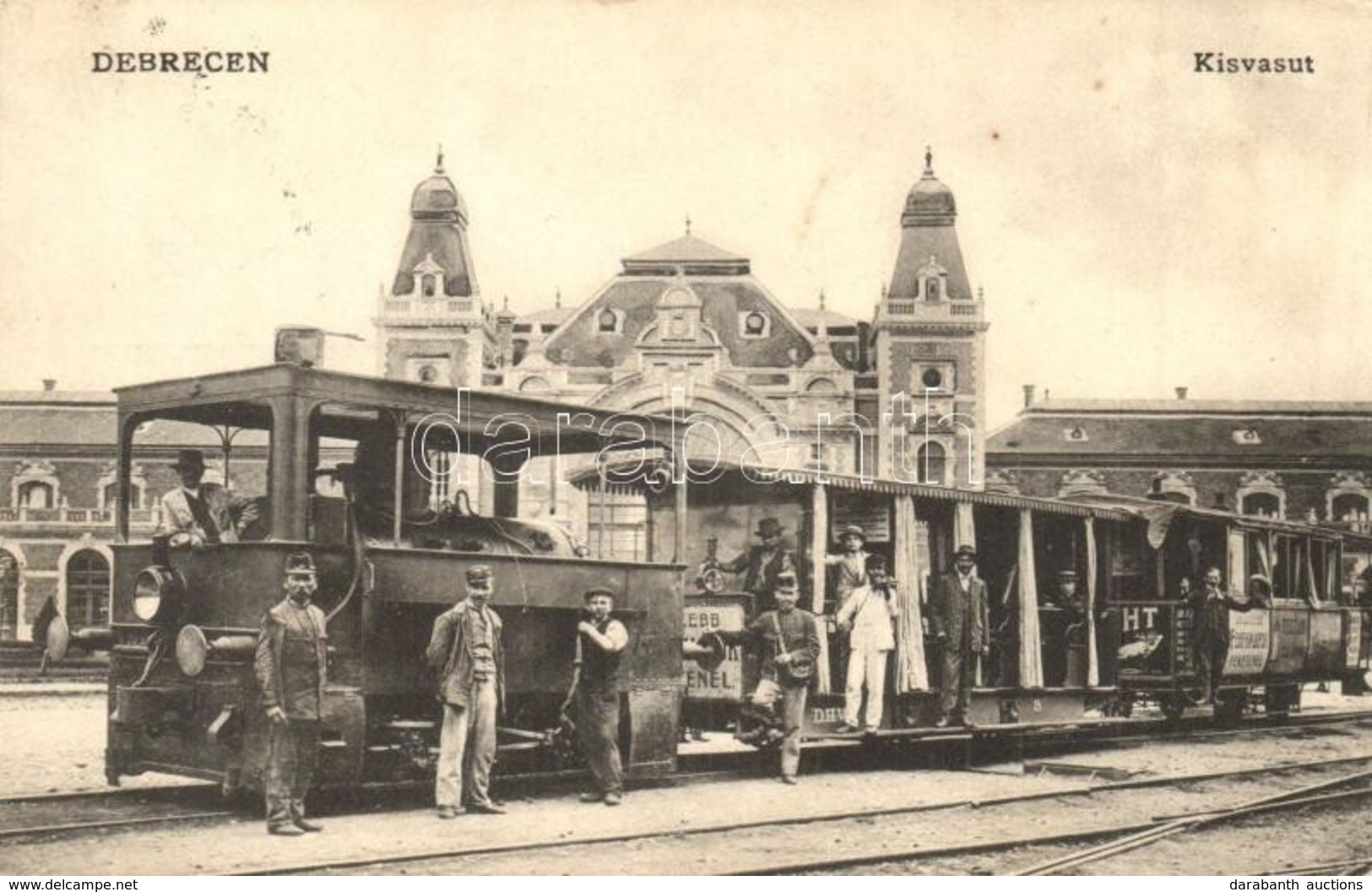 T2 1911 Debrecen, Debreczeni Helyi Vasút Rt. (DHV) Kisvasút A Vasútállomás Előtt, Kalauz és Cigány Muzsikusok A Szerelvé - Ohne Zuordnung