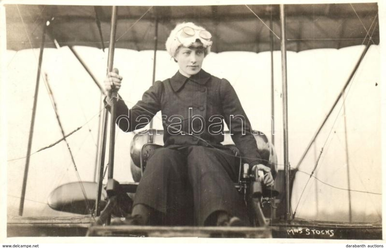 ** T2 Mrs Cheridah De Beauvoir Stocks In Her Aircraft. Second British Women To Gain A Royal Aero Club Aviator's Licence - Non Classés