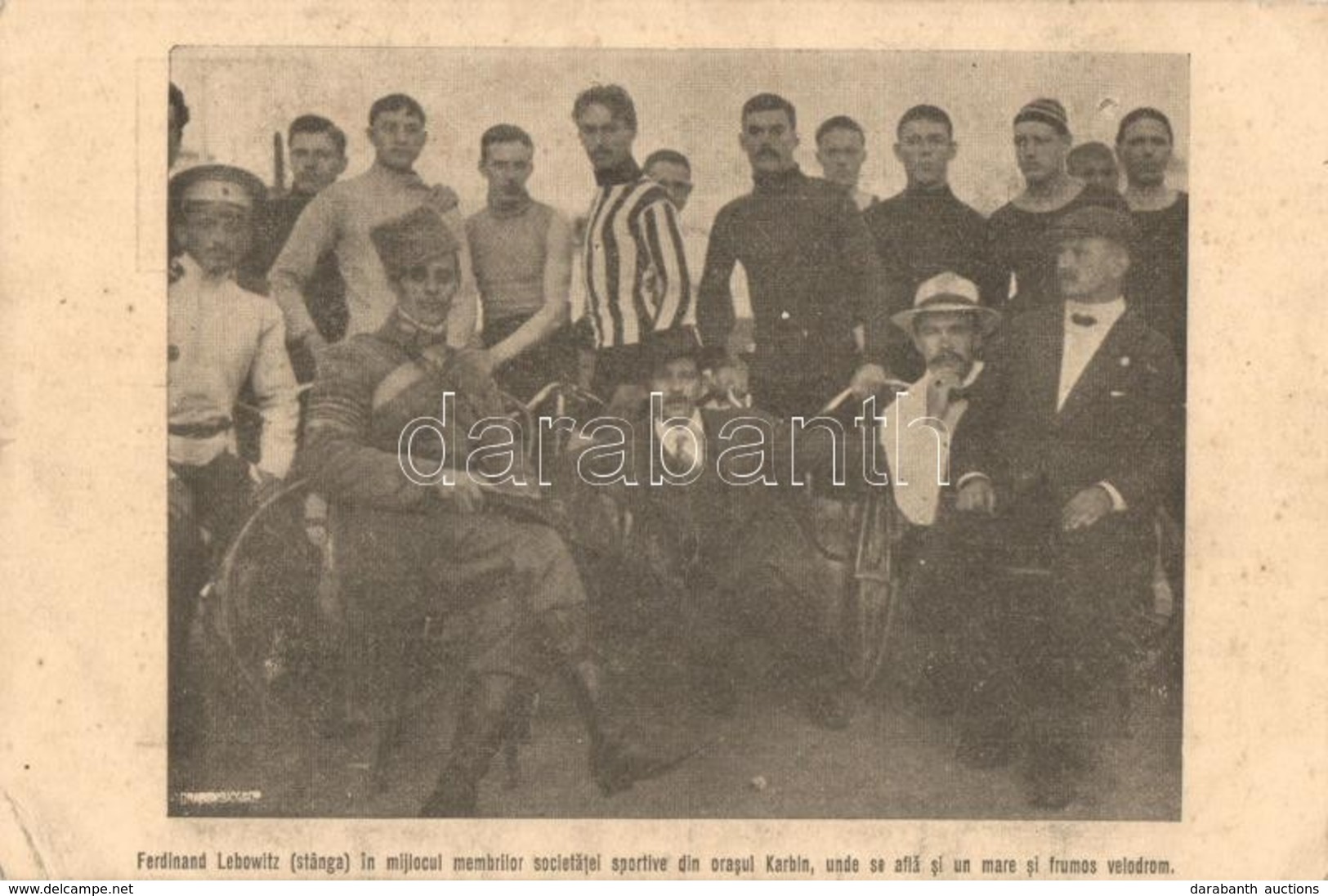 ** T2/T3 Ferdinand Lebowitz (stanga) In Mijlocul Membrilor Societatei Sportive Din Orasul Karbln, Unde Se Afla Si Un Mar - Non Classés