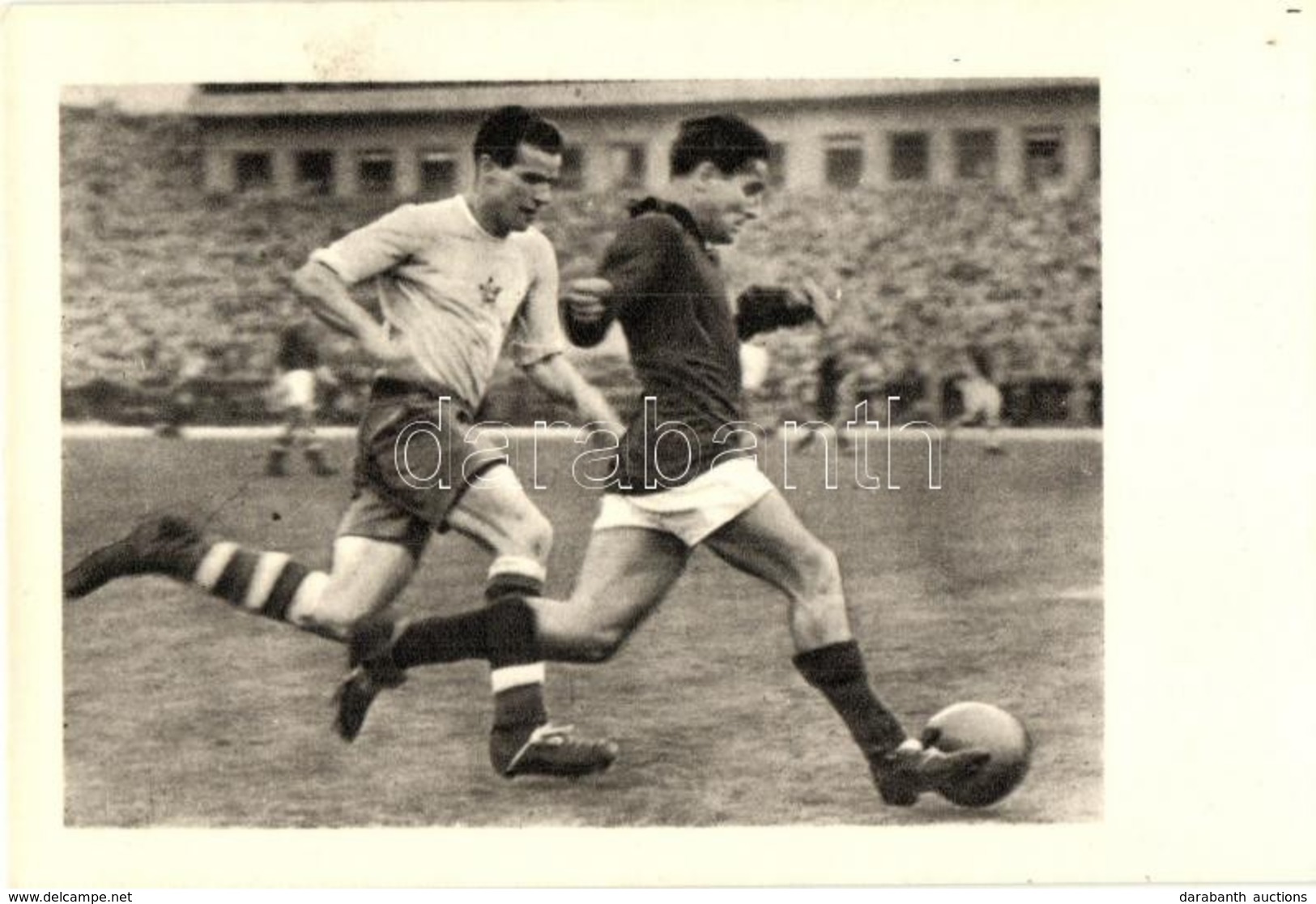 * T1/T2 1955 Budapest, 100. Osztrák-Magyar Labdarúgó Mérkőzés, Jobbszélső Lefutását A Védő Elhárítani Igyekszik; Képzőmű - Non Classés