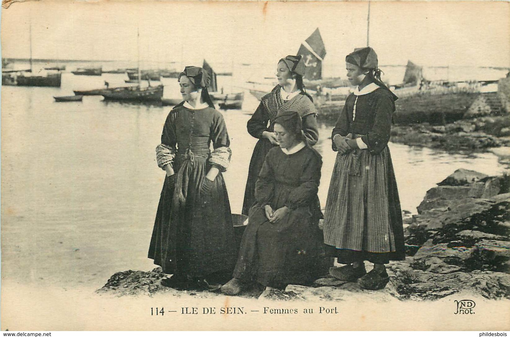 FINISTERE ILE DE SEIN  Femmes Au Port - Ile De Sein