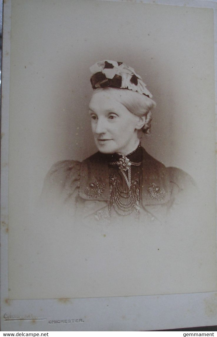 ANTIQUE CABINET PHOTO.  LADY WEARING HAT/BROOCH. CHICHESTER STUDIO - Old (before 1900)