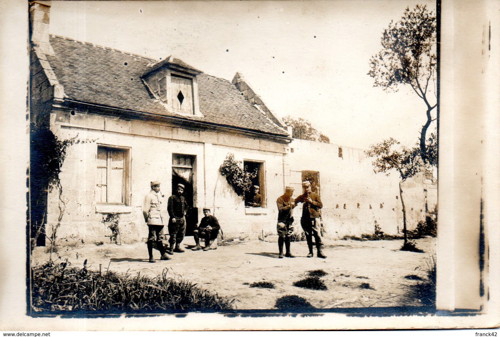 Carte Photo. 5 Soldats Devant Une Maison. - Guerre 1914-18