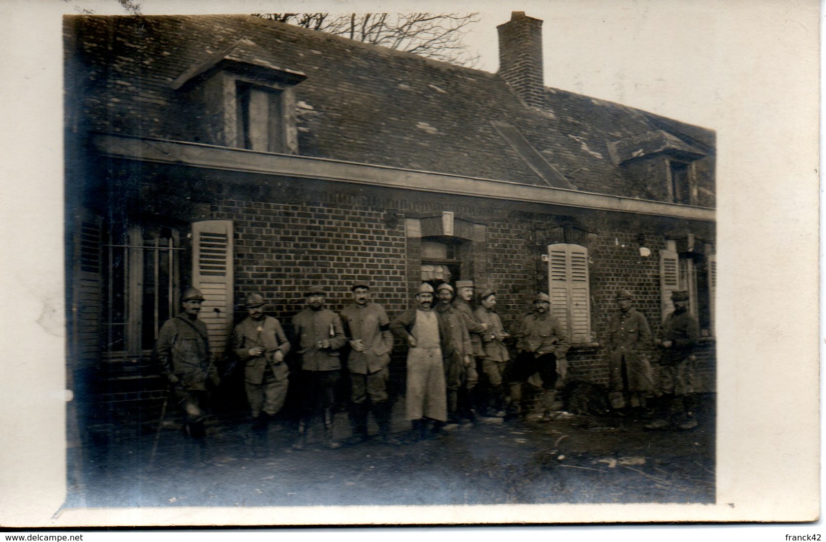 Carte Photo. Groupe De Soldats Devant Une Maison - Guerre 1914-18