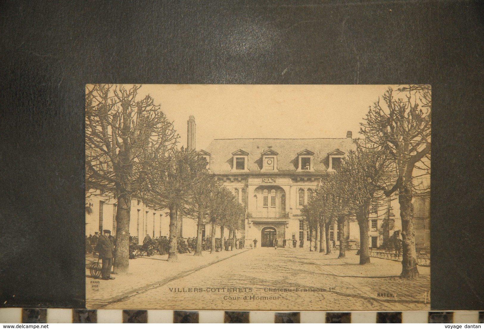 CP, 02, VILLERS COTTERETS Le Chateau Francois Ier,  La Cour D'honneur, Animée - Villers Cotterets