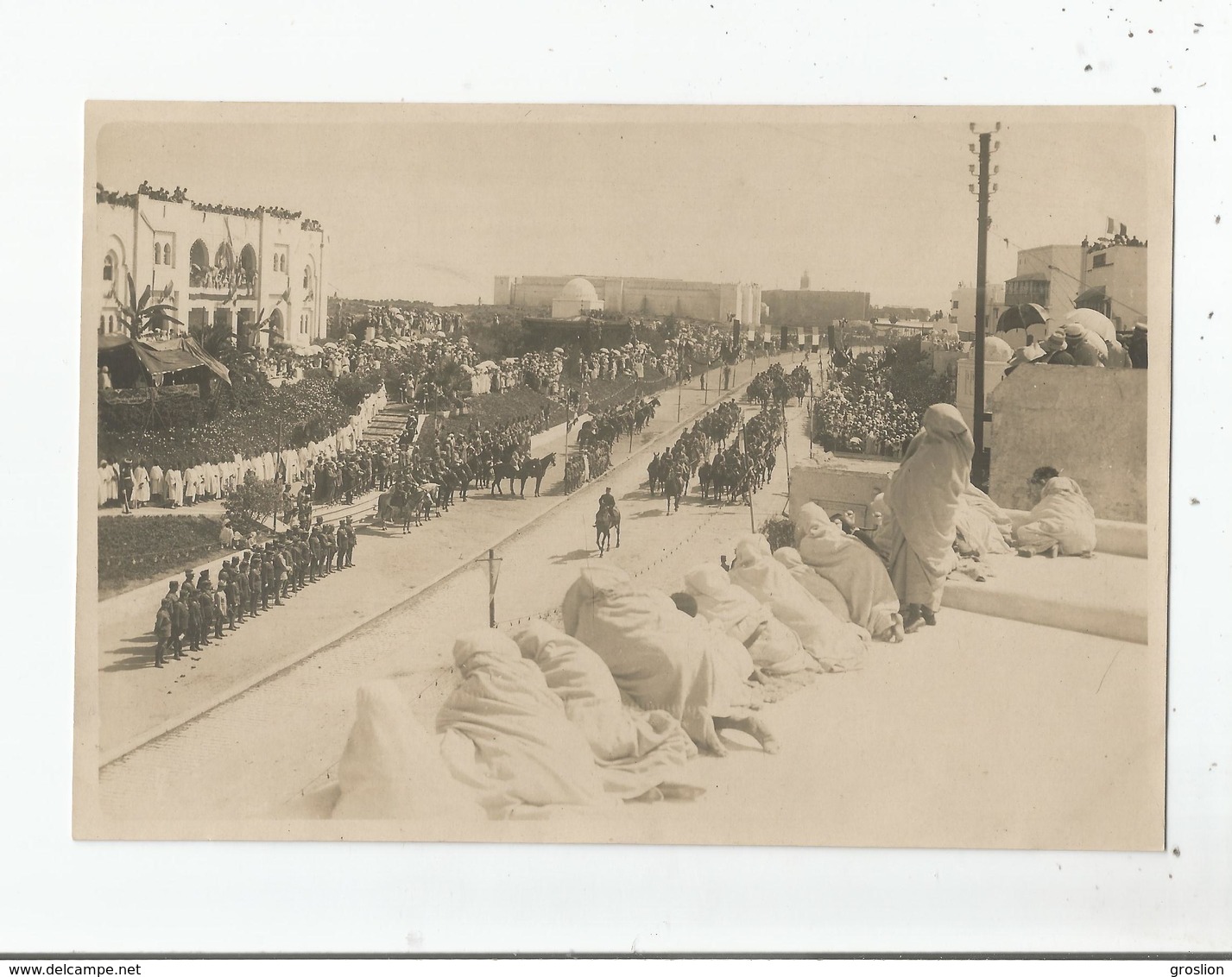 RABAT (MAROC) REVUE DU 14 JUILLET 1919 DEFILE DE L'ARTILLERIE AU 1 ER PLAN LES MOUKHERES SUR LES TERRASSES - Lieux