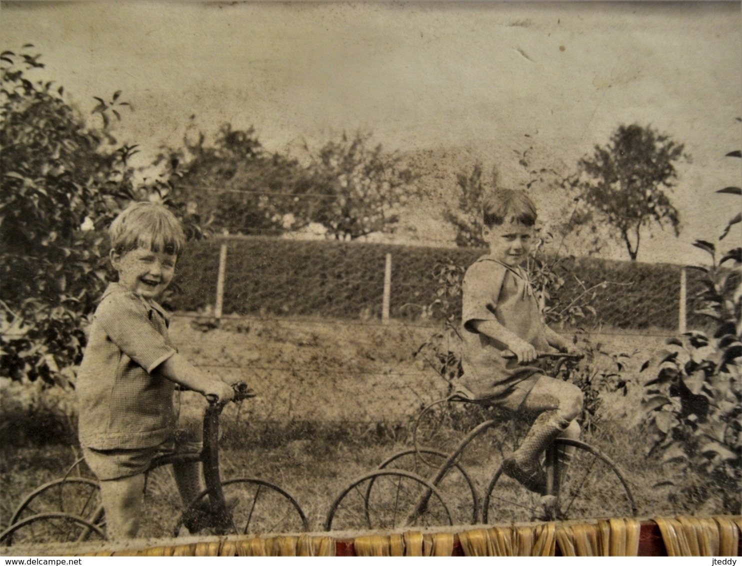 Oude Foto Met Kinderen Op Hun Driewielertjes  Fiets - Altri & Non Classificati