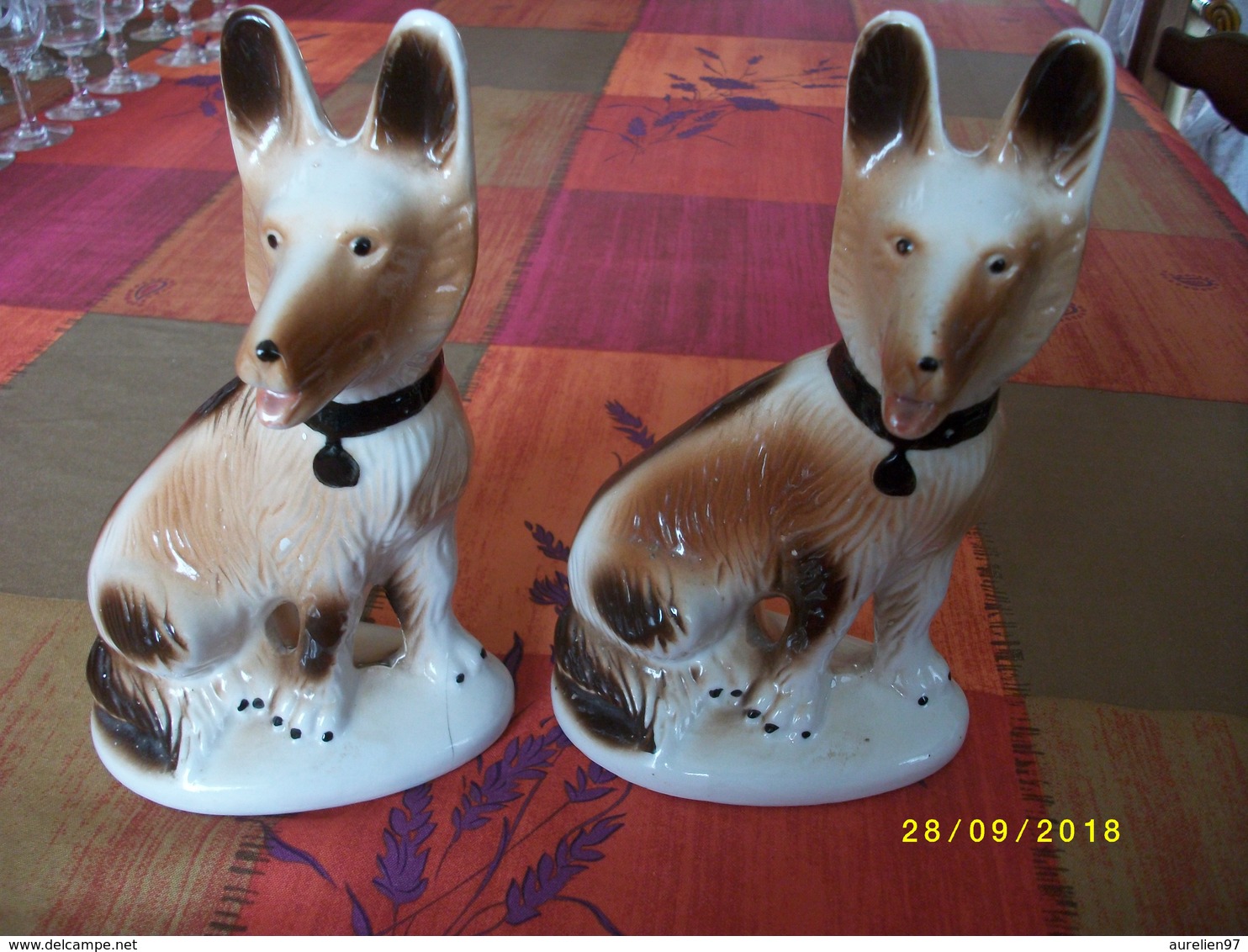 2 Chiens En Céramique Origine BRESIL Hauteur 20 Cms TBE - Autres & Non Classés